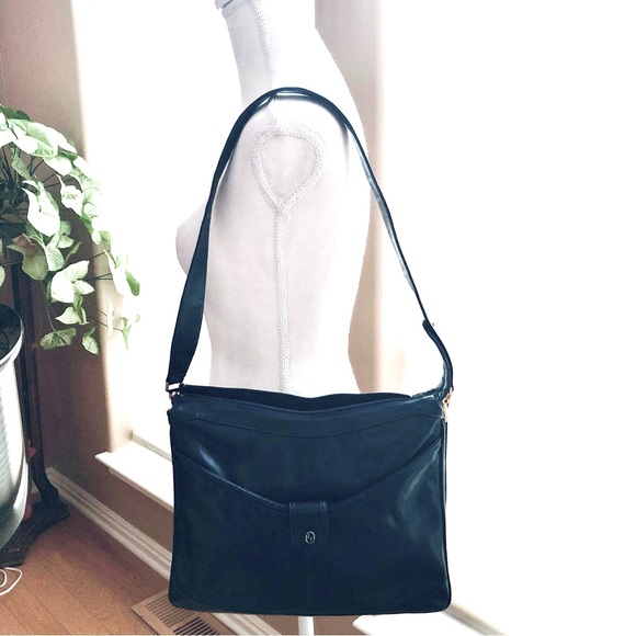 Lou Taylor Handbags - Lou Taylor Vintage Smooth Leather Shoulder Bag in Exquisite Condition. Deep Blue